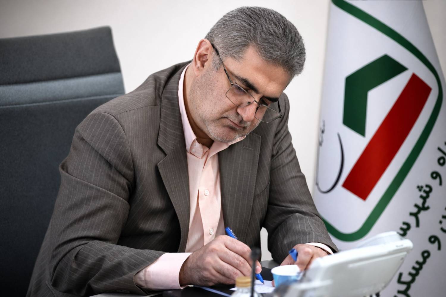 پیام تبریک مدیرعامل سازمان ملی زمین و مسکن به مناسبت هفته دولت و روز کارمند