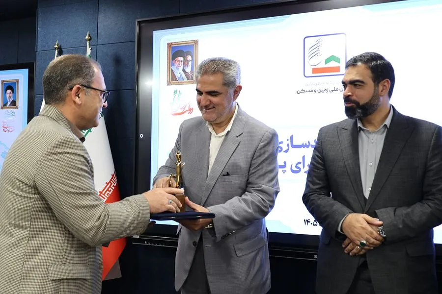 تقدیر علی نبیان معاون وزیر راه و شهرسازی و مدیرعامل سازمان ملی زمین و مسکن از نفرات برتر حوزه معاونت مسکن ادارات کل راه و شهرسازی